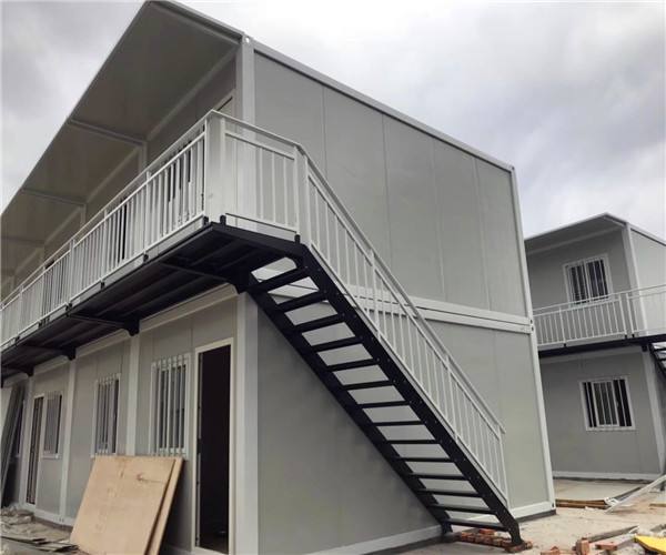 集成房屋是属于长久性的住宅，使用寿命应该在70年以上，再者就是轻钢集成房屋结构特别的稳定